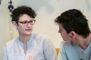 Woman arbitrator speaking with a client